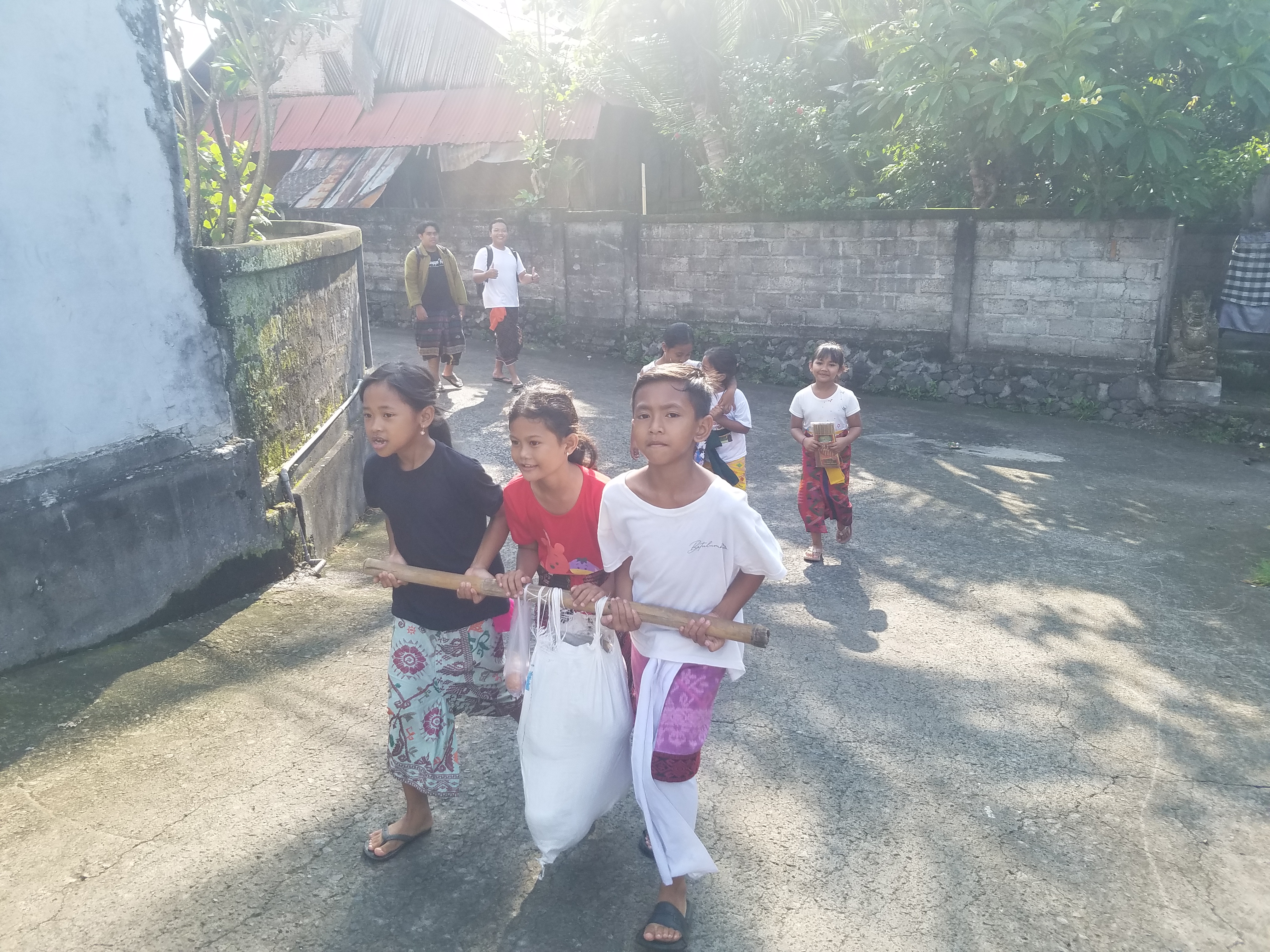 Anak-anak memikul hasil ambengan