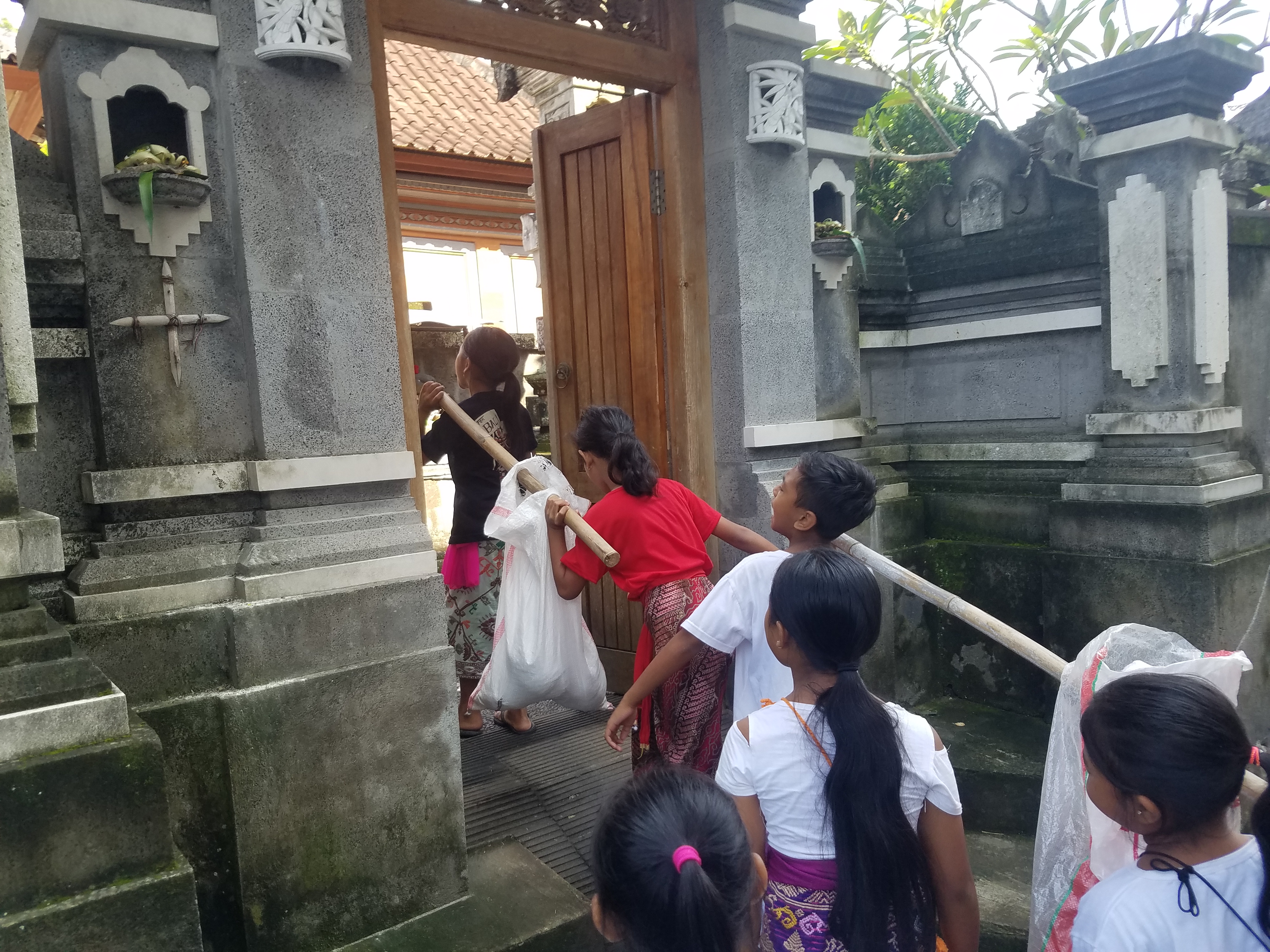 Anak-anak memasuki rumah warga
