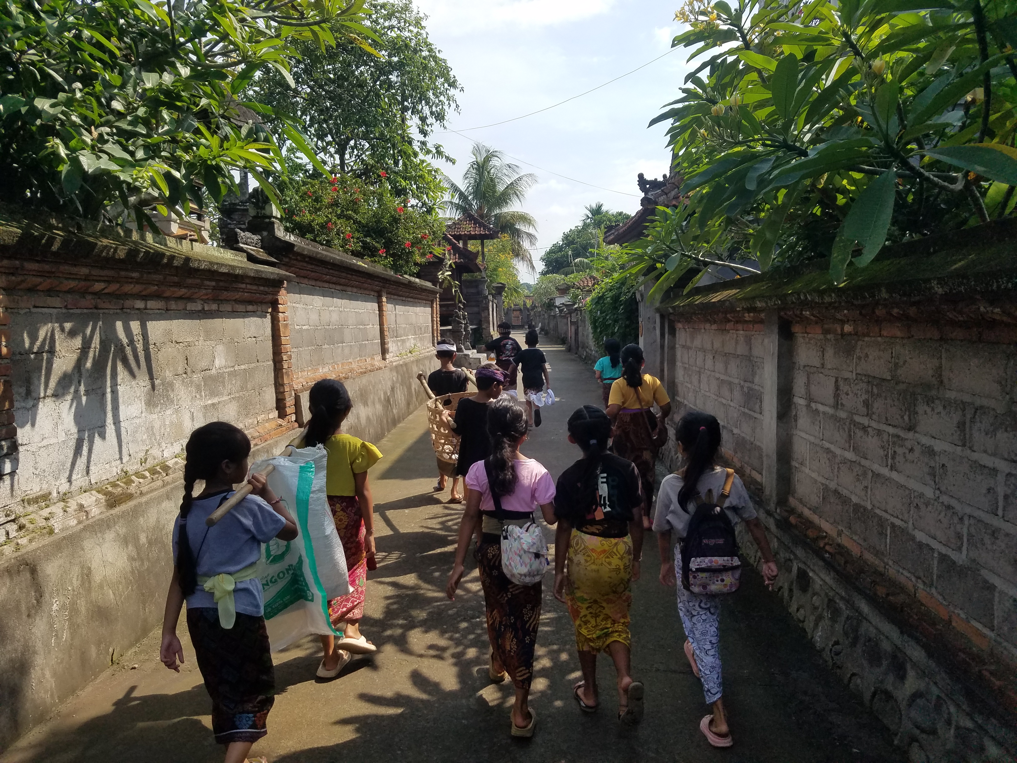 Anak-anak berjalan menuju rumah warga