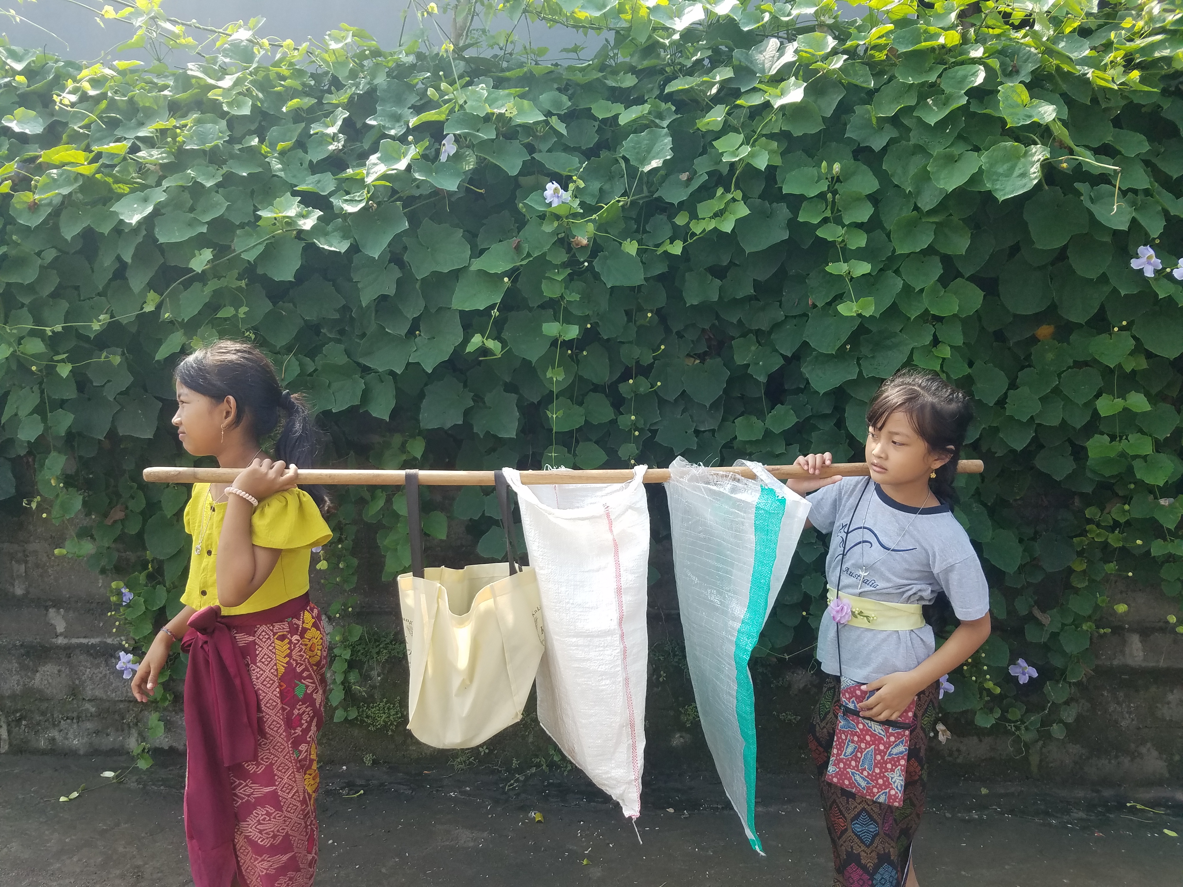 Anak-anak memikul hasil ambengan