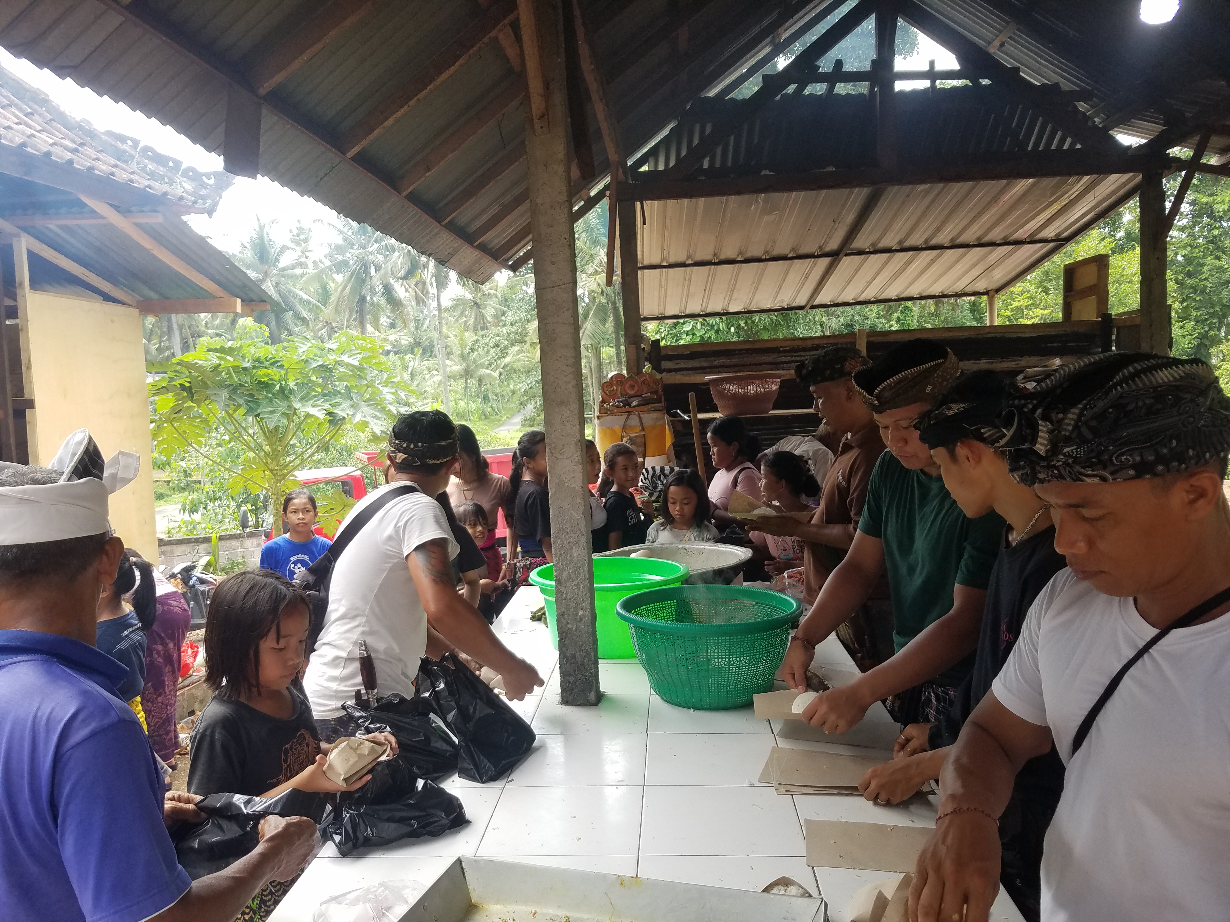 Anak-anak sedang nunas pica