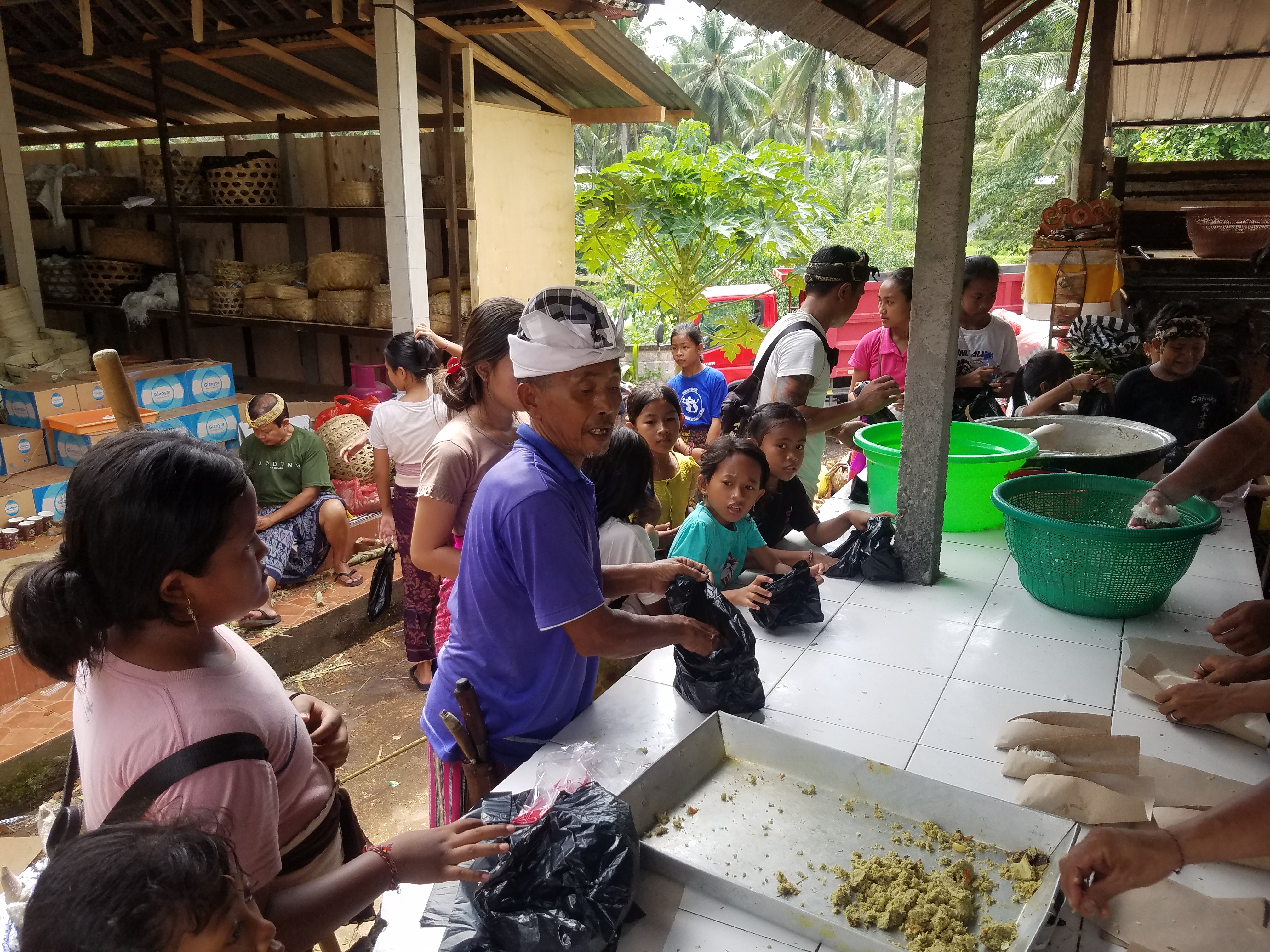 Anak-anak sedang nunas pica