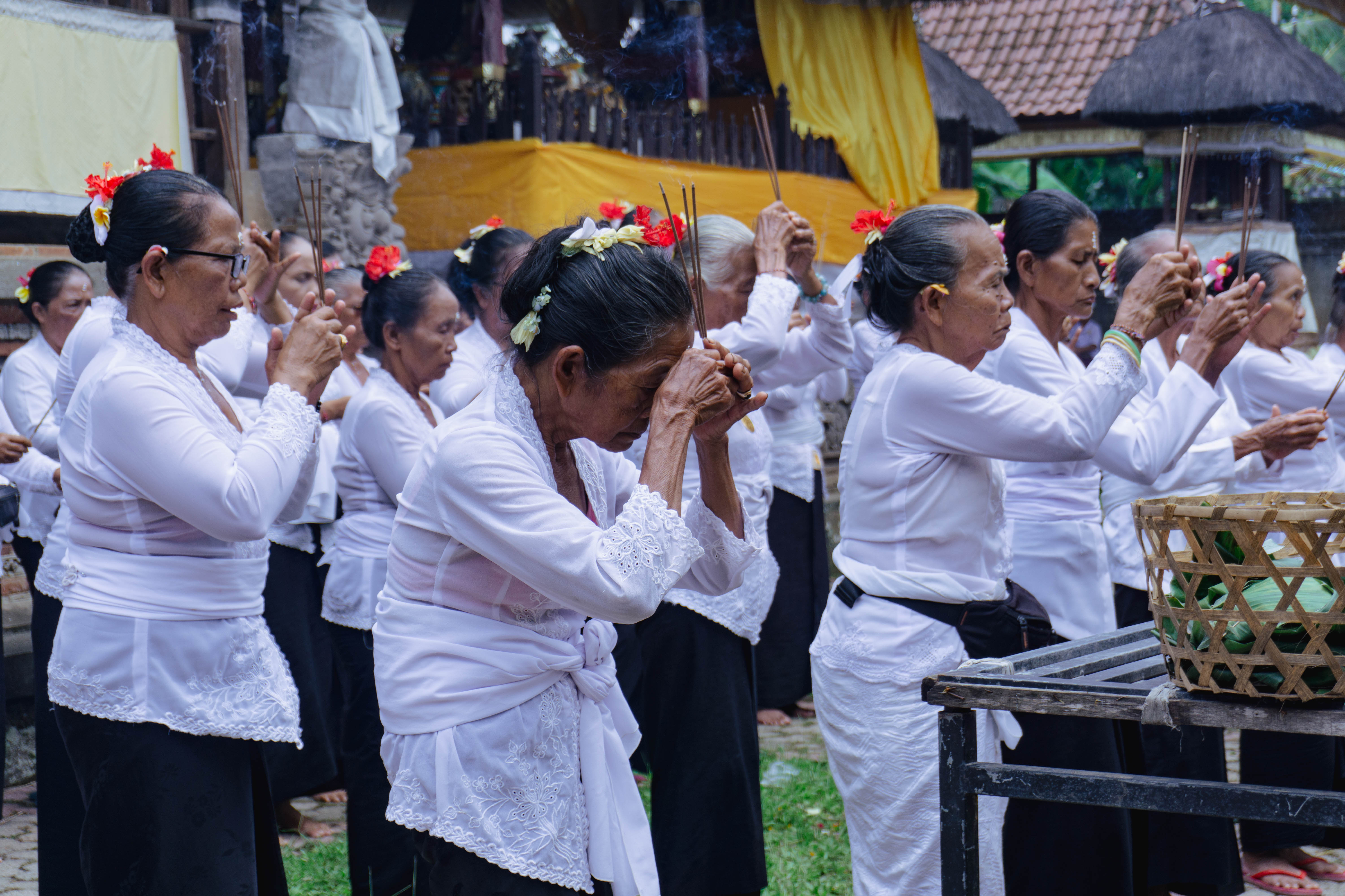 Permas melakukan tarian nampiog