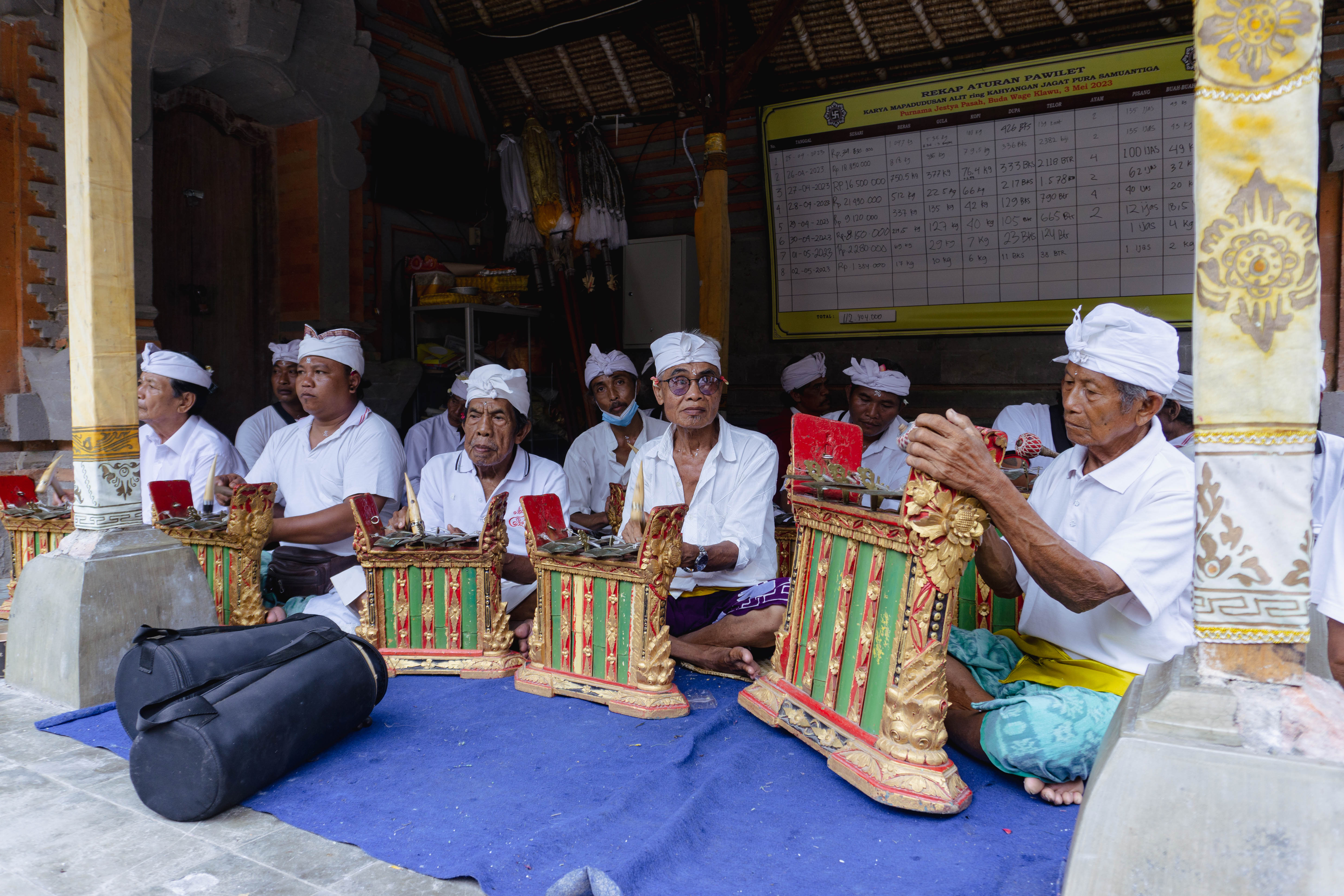 Pengayah memainkan gamelan