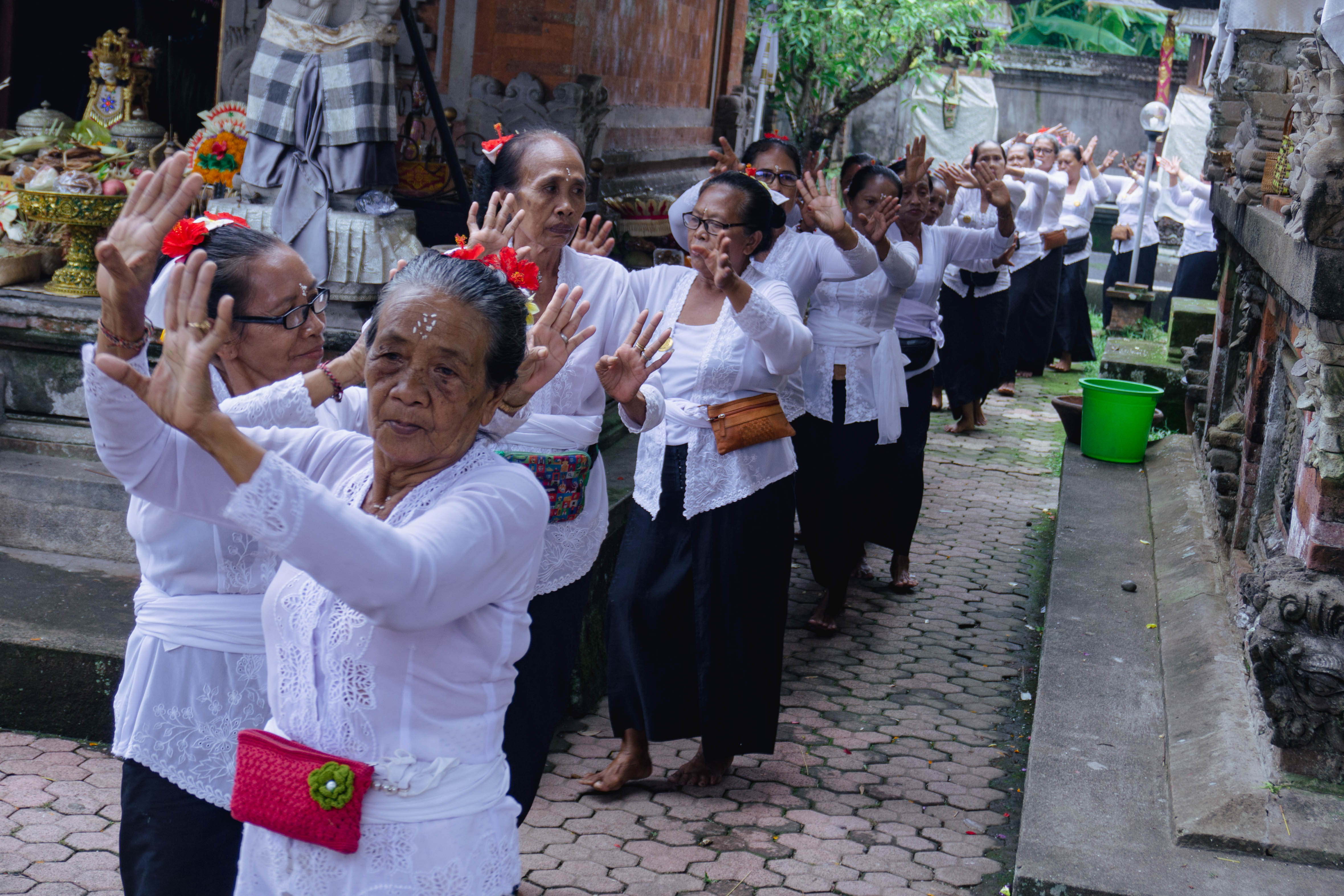 Permas melakukan tari nampiog
