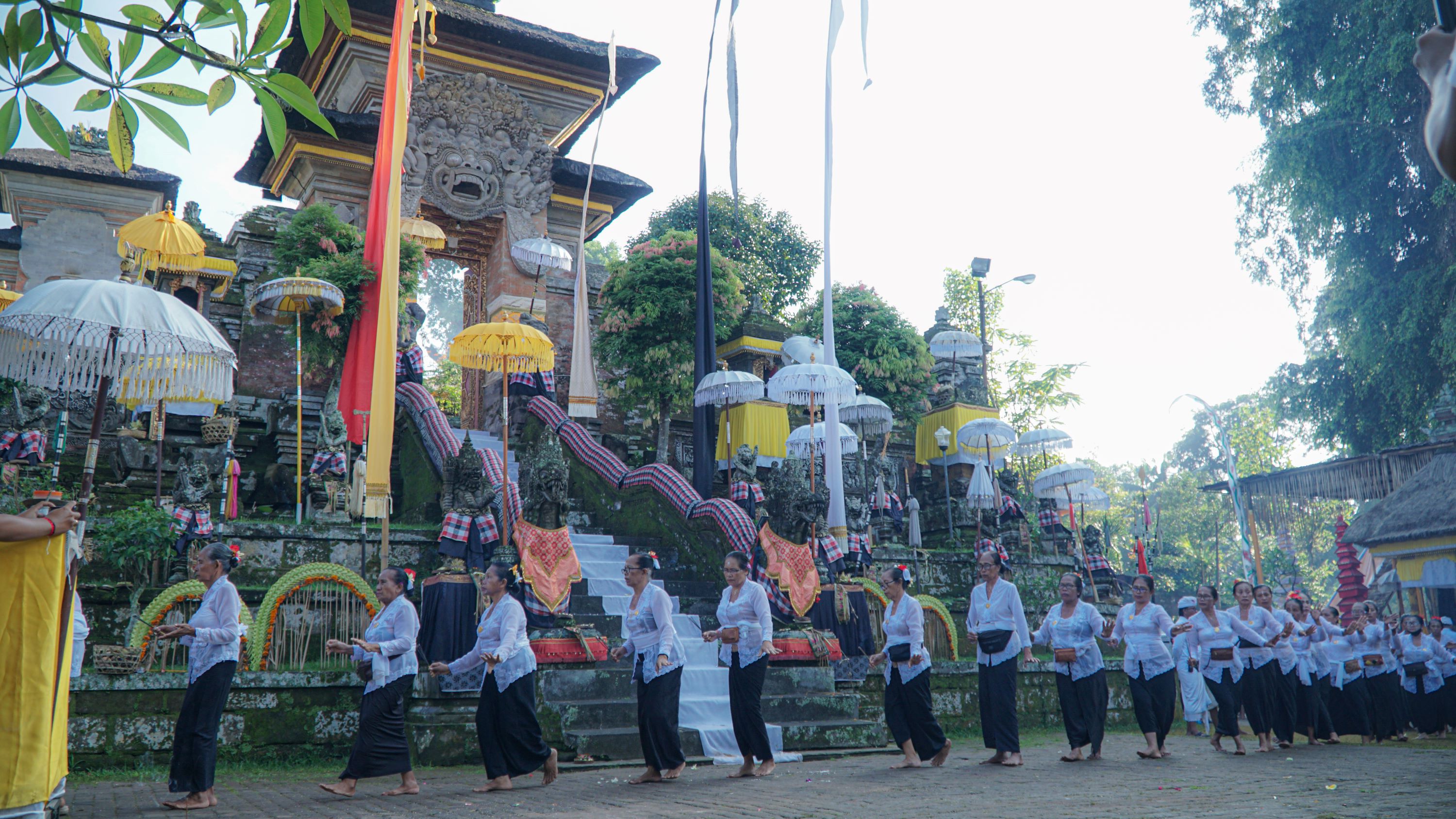 Prosesi tari nampiog mengitari Penataran Agung