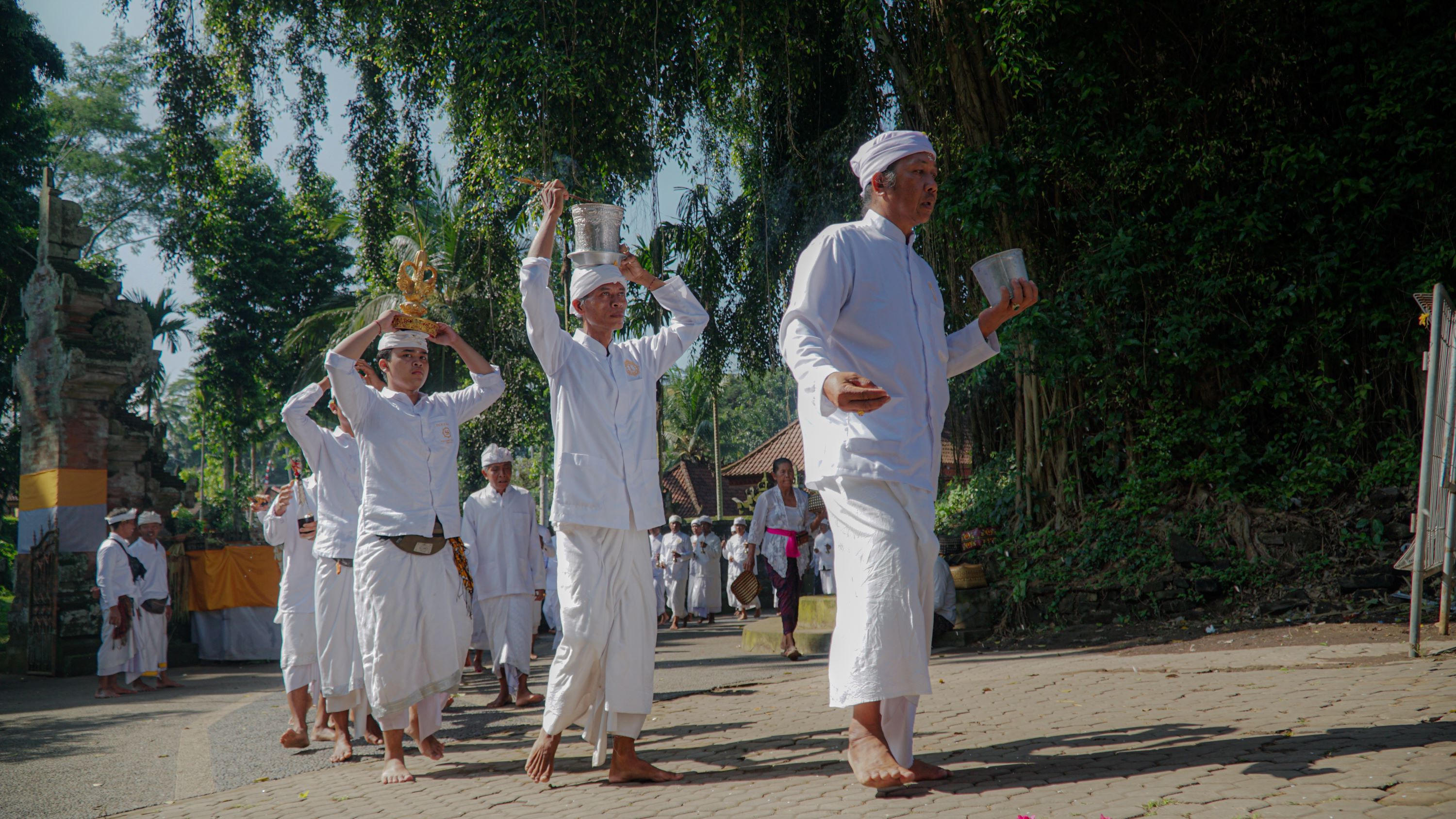 Pemangku mengitari penataran agung