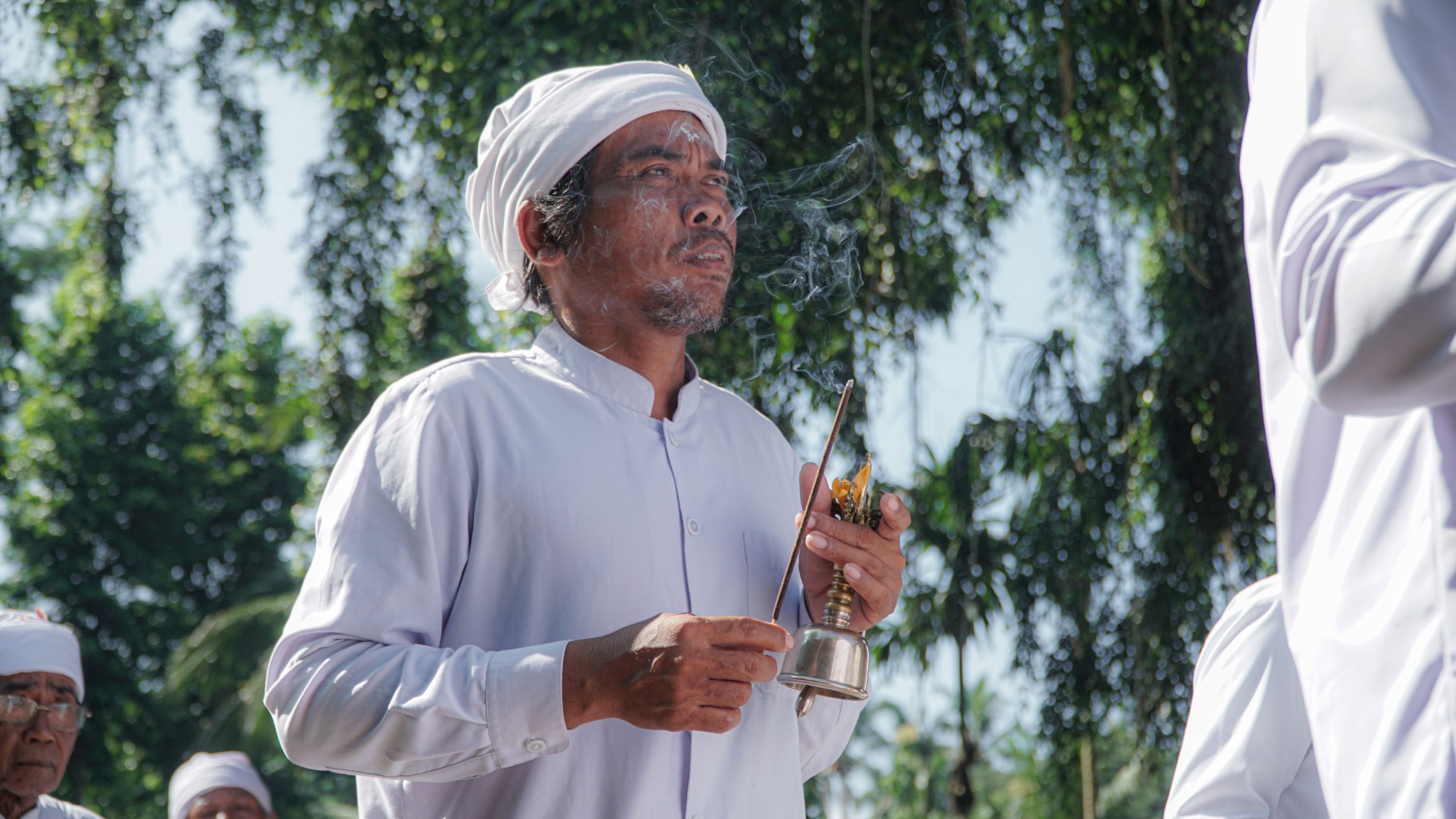 Pemangku mengitari penataran agung