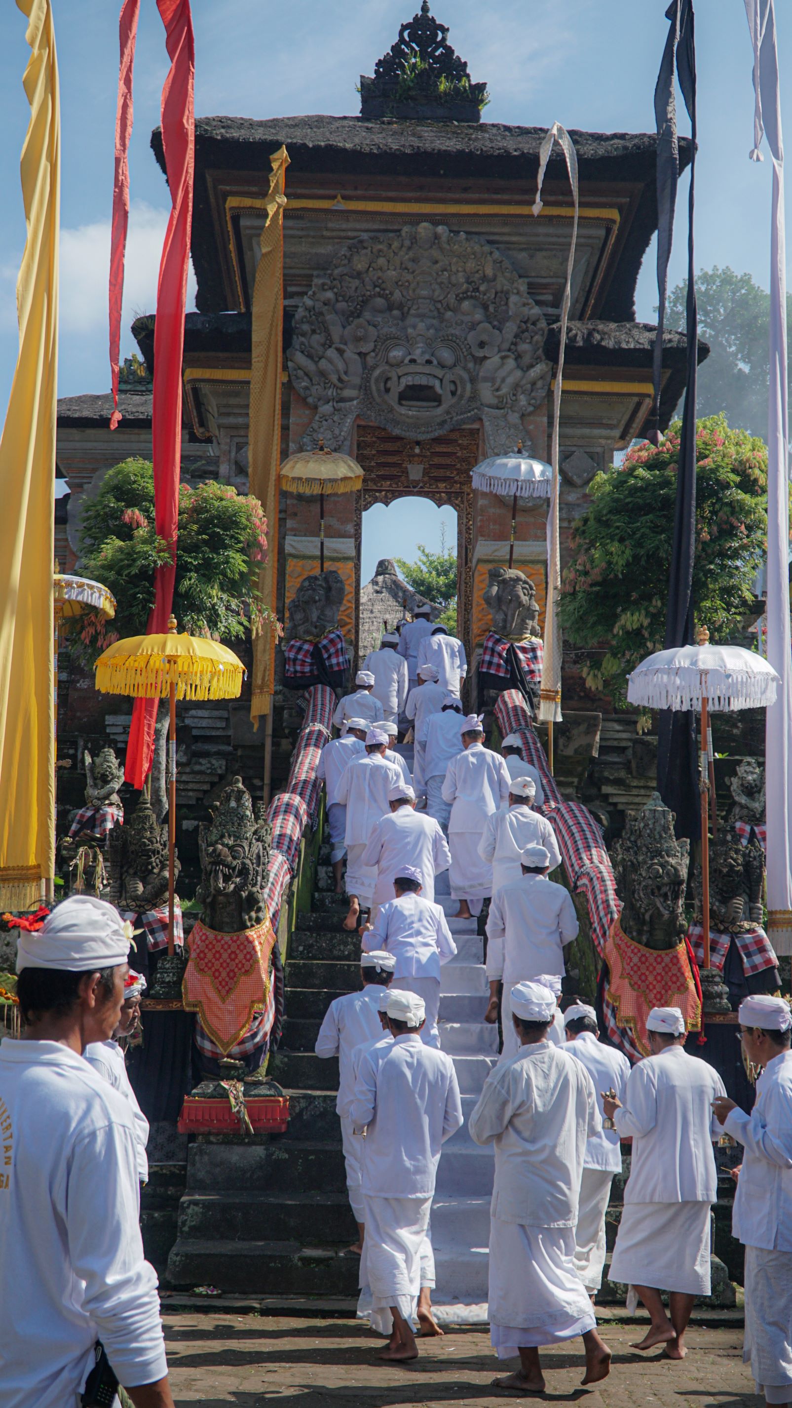 Iringan pemangku menaiki kori agung
